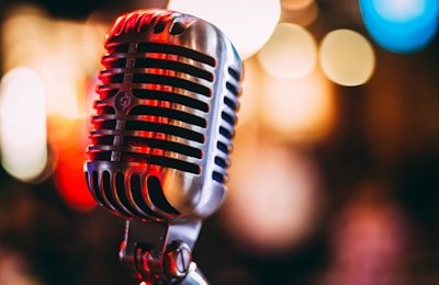 爆料网91在线：某知名歌手演唱会假唱被实锤，观众现场录音曝光