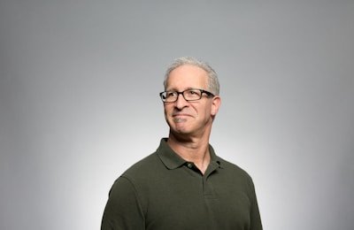 爆料网91在线：顶流偶像机场耍大牌，工作人员怒斥其态度恶劣
